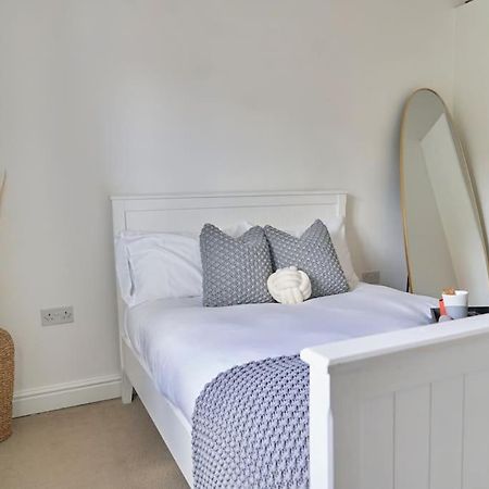 Stunning Luxury 2 Bed Apartment With En-Suite In Wokingham City Centre Bagian luar foto