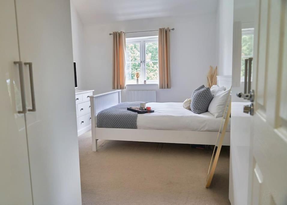 Stunning Luxury 2 Bed Apartment With En-Suite In Wokingham City Centre Bagian luar foto