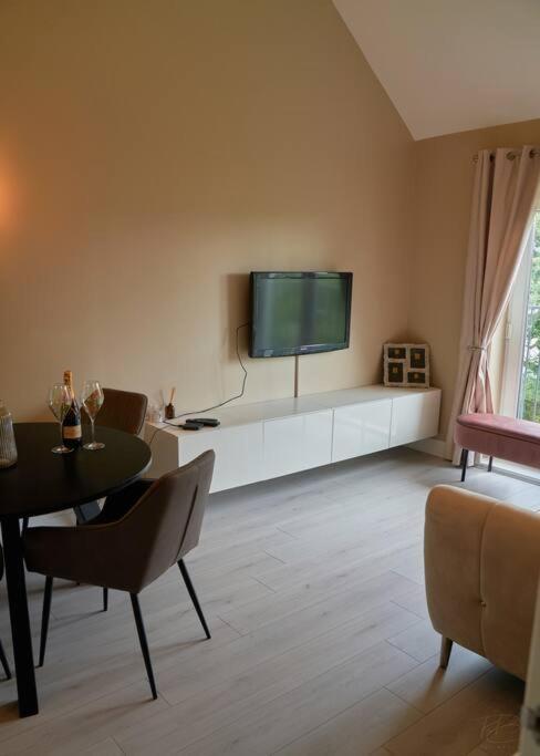 Stunning Luxury 2 Bed Apartment With En-Suite In Wokingham City Centre Bagian luar foto