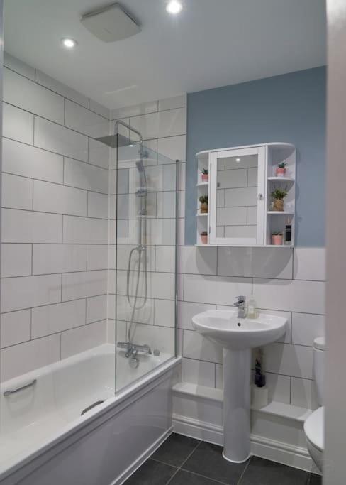 Stunning Luxury 2 Bed Apartment With En-Suite In Wokingham City Centre Bagian luar foto