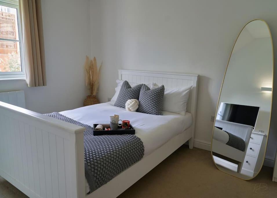 Stunning Luxury 2 Bed Apartment With En-Suite In Wokingham City Centre Bagian luar foto