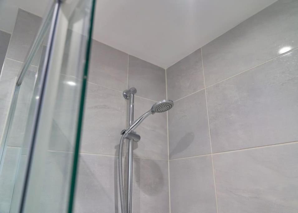 Stunning Luxury 2 Bed Apartment With En-Suite In Wokingham City Centre Bagian luar foto
